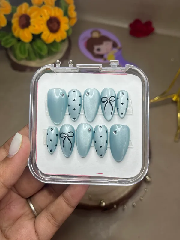 Blue_Polka_Dot_Bow_Rhinestone_Press-On_Nail_Set