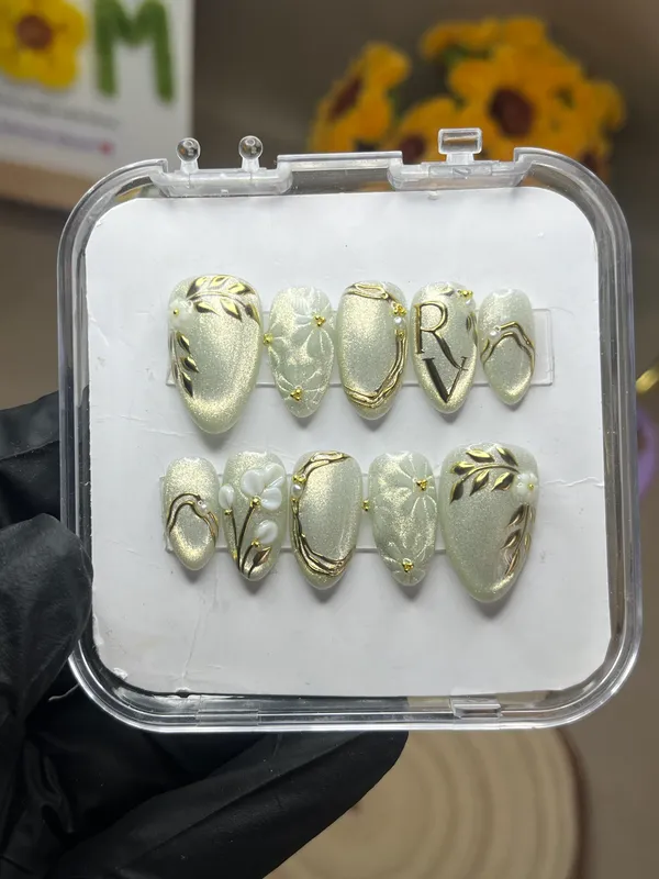 White_Floral_Gold_Leaf_Embellished_Press-On_Nail_Set