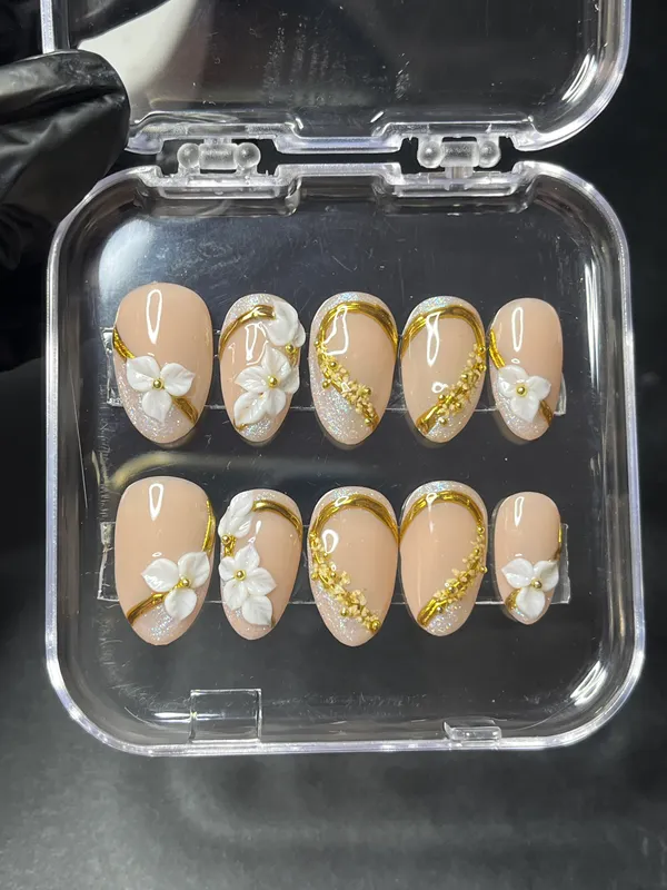 Nude_3D_White_Floral_Gold_Embellished_Press-On_Nail_Set