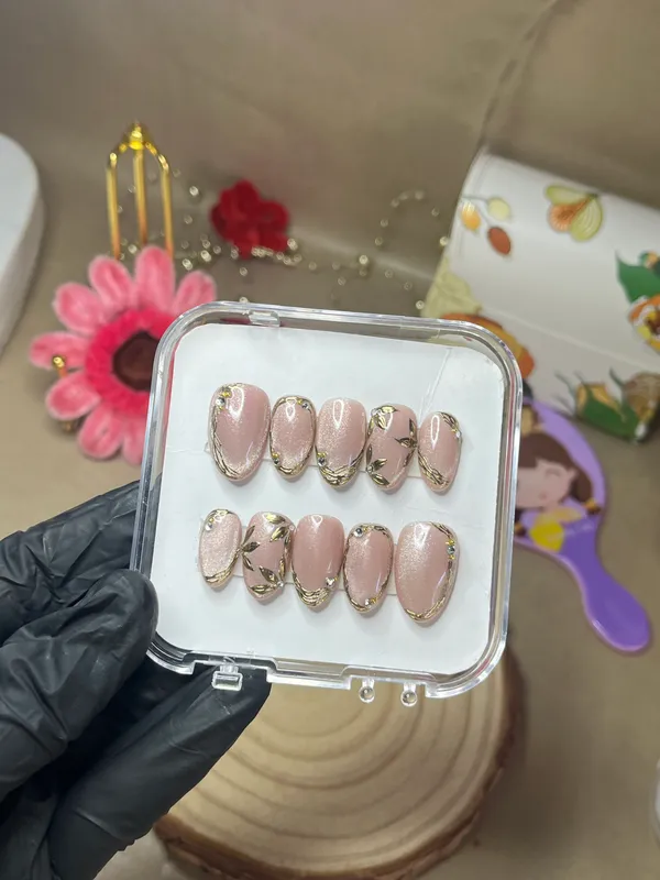 Saheli_Pink_Glossy_Gold_Edge_Accent_Press-On_Nail_Set