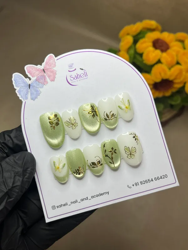 Saheli_Green_White_Botanical_Floral_Press-On_Nail_Set_Of_10