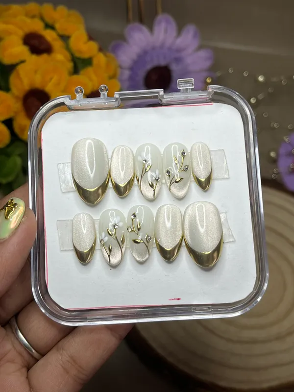 Saheli_White_Gold_Tip_Floral_Embellished_Press-On_Nail_Set