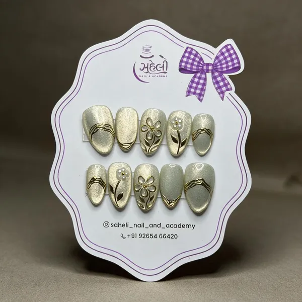 Saheli_Gold_Floral_Pearl_Accent_Press-On_Nail_Set