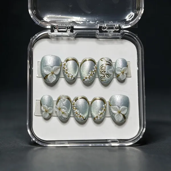 Saheli_Silver_Glitter_White_Floral_Press-On_Nail_Set