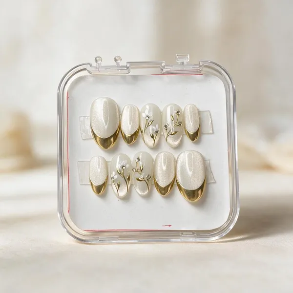 Saheli_White_Gold_Tip_Floral_Embellished_Press-On_Nail_Set