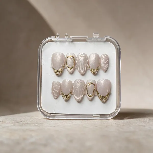 Pearl_White_Shell_Texture_Gold_Embellished_Press-On_Nail_Set