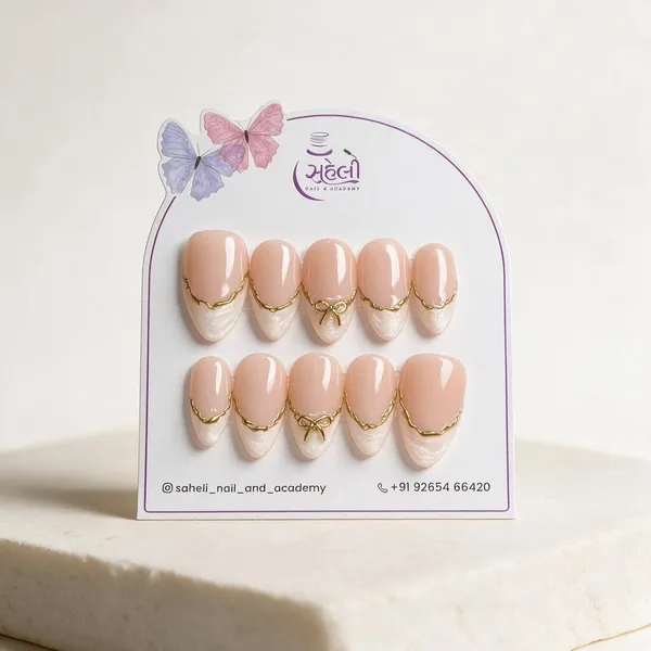 Nude_Almond_Gold_Chain_Bow_Press-On_Nail_Set