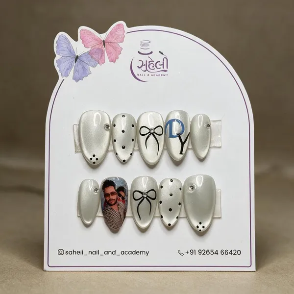 Saheli_White_Glossy_Bow_Polka_Dot_Press-On_Nails