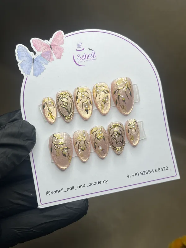 Saheli_Nude_Gold_Floral_Shimmer_Embellished_Nail_Set