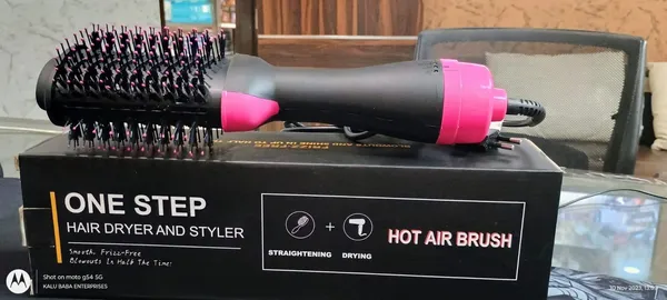 One_Step_Hot_Air_Brush_Hair_Dryer_And_Styler