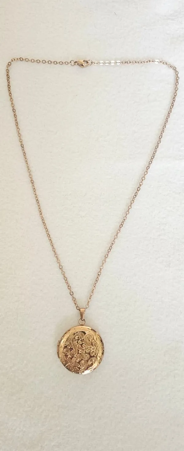 Rose_Gold_Stainless_Steel_Floral_Engraved_Locket_Pendant_Necklace_For_Women