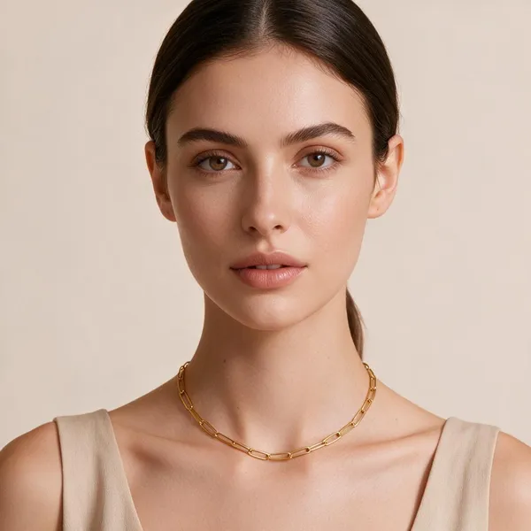 Classic_Asymmetrical_Paperclip_Link_Necklace_Featuriing_Bold,_Chunky_Chain_Silhouette_(Gold)