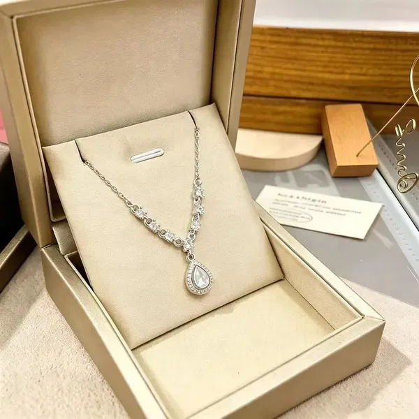 Sparkling_Pear_Cut_Cubic_Zirconia_Stone_Pendant_Necklace