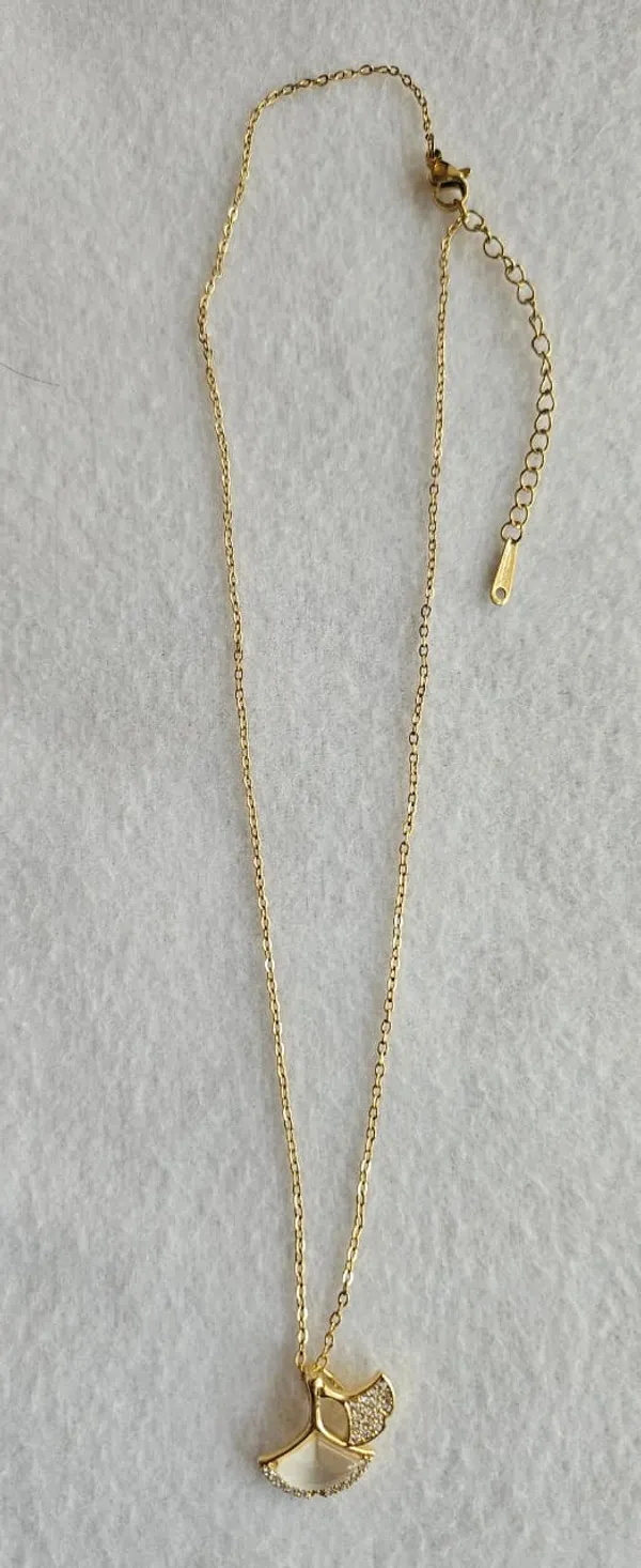 Gold_18K_Plated_Fan_Pendant_Mother_Of_Pearl_Rhinestone_Necklace_For_Women