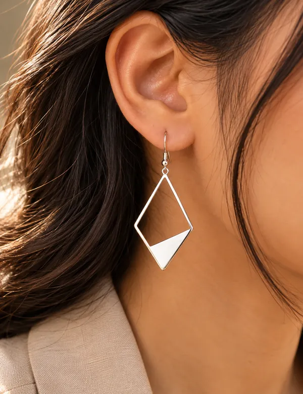 Elegant_Silver_Geometric_Dangle_Earrings_for_Women_Featuring_an_Elongated_Diamond-shaped_Frame_and_Minimalist_Design_(Silver)