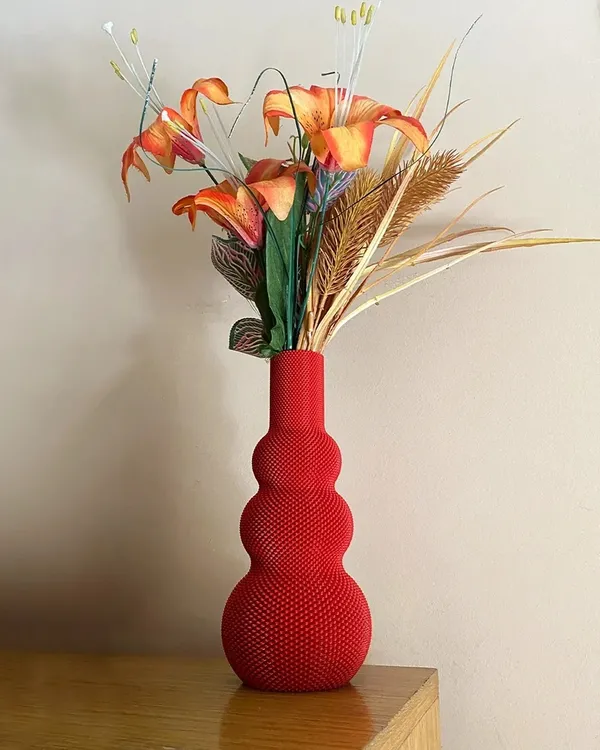 Pla_Sculptural_Red_Textured_Decorative_Vase_With_Artificial_Flowers