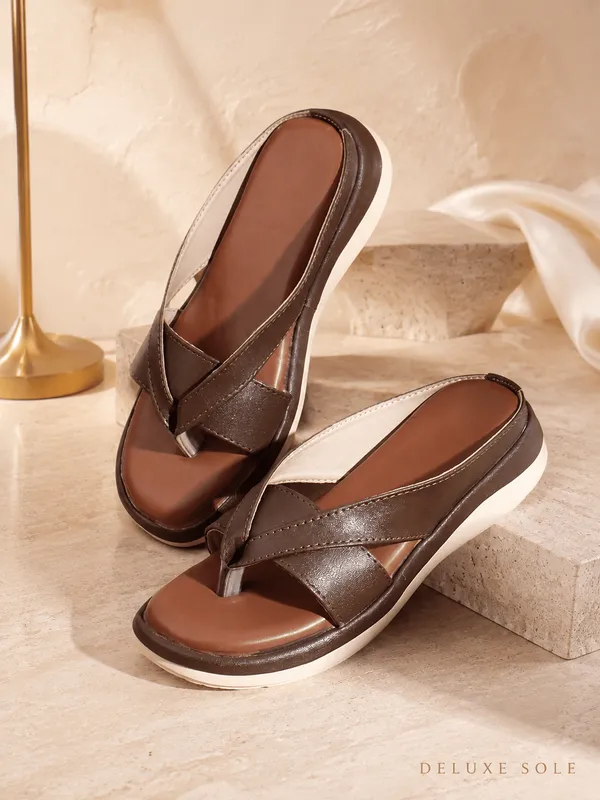 Brown_Handcrafted_Cushioned_Wedge_Chappal