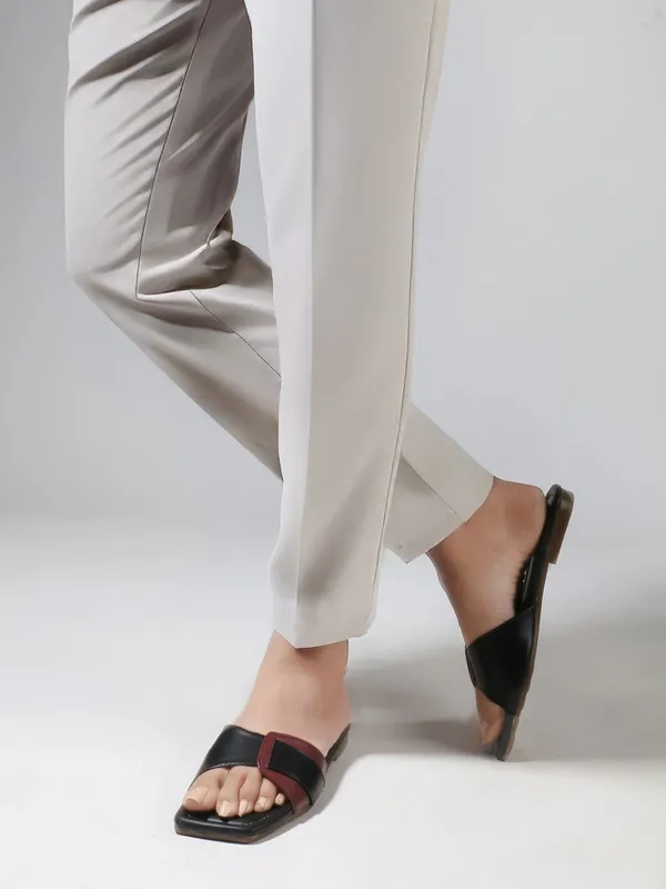 Black_Handcrafted_Contrast-Strap_Flat_Chappal