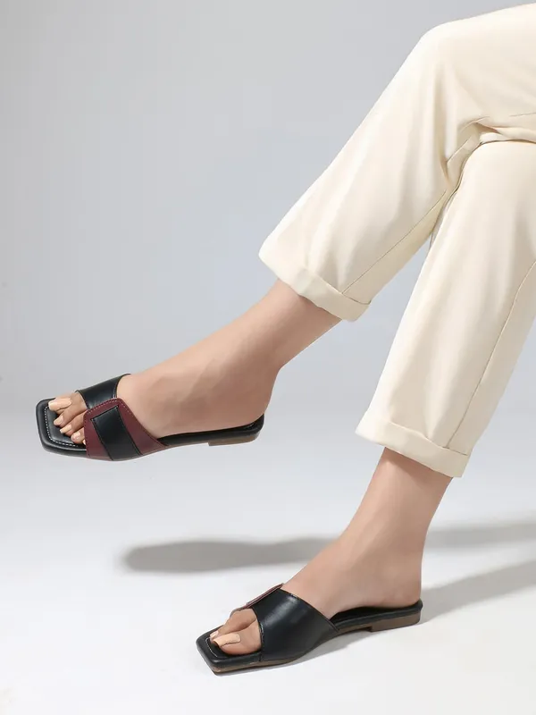 Black_Handcrafted_Contrast-Strap_Flat_Chappal