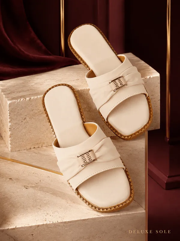 Beige_Handcrafted_Layered_Strap_Flat_Chappal