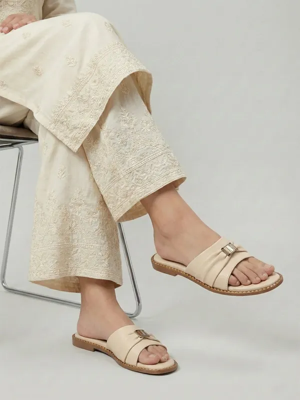Beige_Handcrafted_Layered_Strap_Flat_Chappal