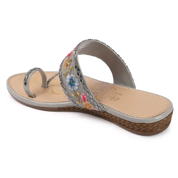 Grey_Handcrafted_Floral_Embroidered_Toe-Ring_Chappal