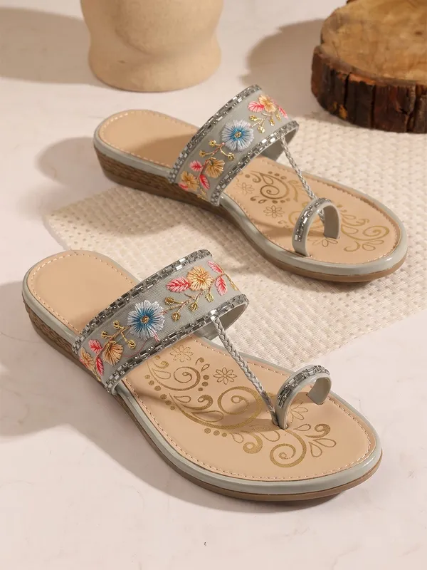 Grey_Handcrafted_Floral_Embroidered_Toe-Ring_Chappal
