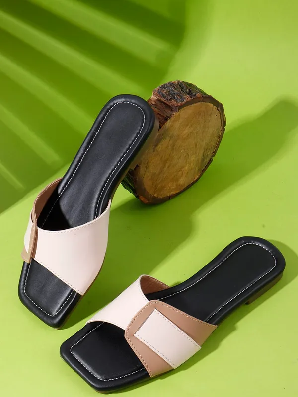 Cream_&_Black_Handcrafted_Geometric-Strap_Flat_Chappal