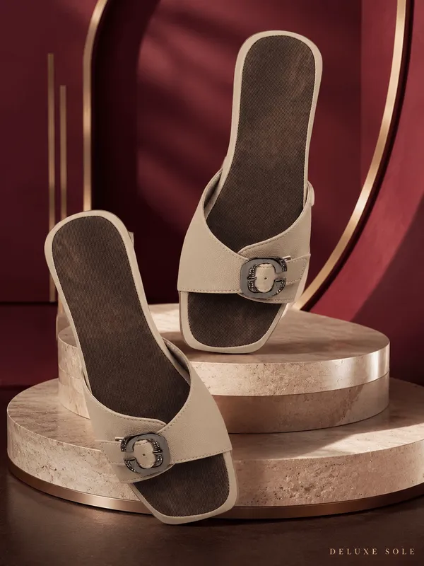 Beige_Handcrafted_Cushioned_Buckle_Slide_Chappal