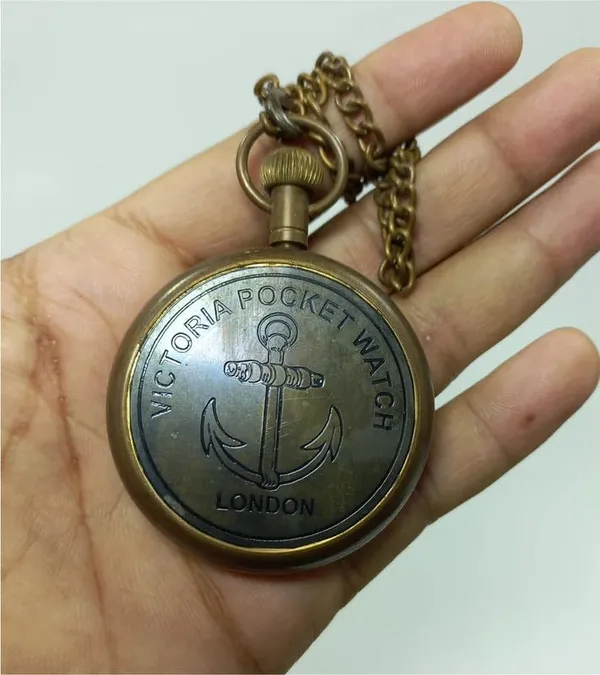 Pocket_Watch_With_Chain_And_Leather_Case