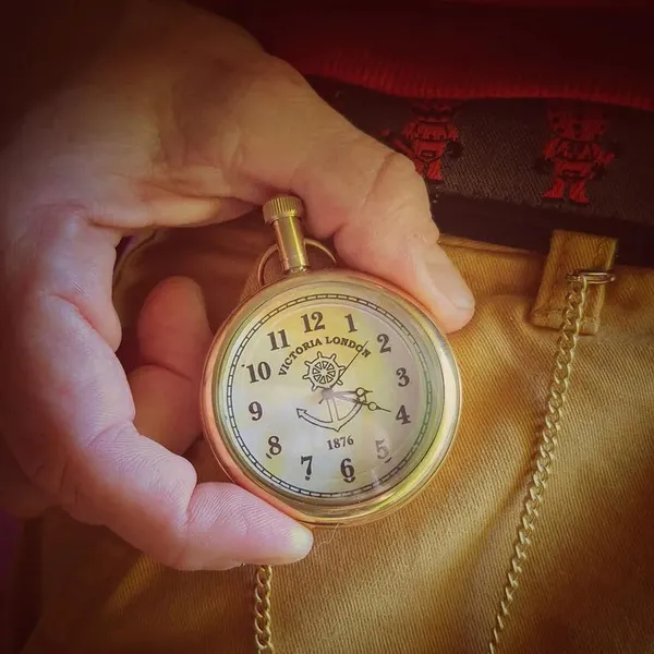 Brass_Pocket_Watch_With_Chain_And_Case
