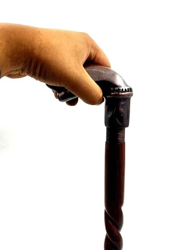 Wooden_Walking_Cane_With_Hand_Shaped_Handle