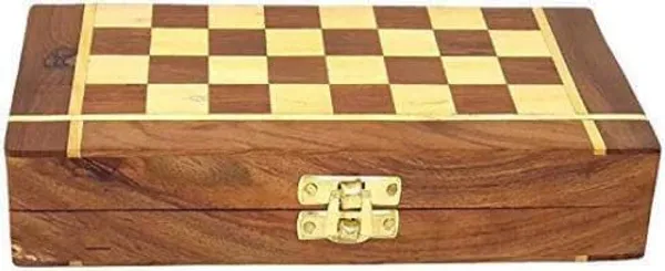 Wooden_Magnetic_Chess_Set_With_Foldable_Board
