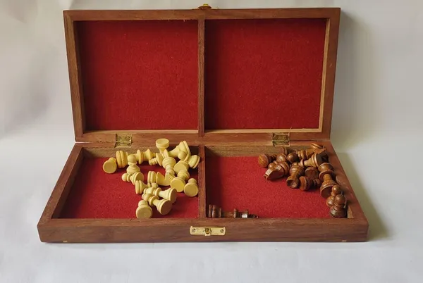 Wooden_Chess_Set_With_Foldable_Board