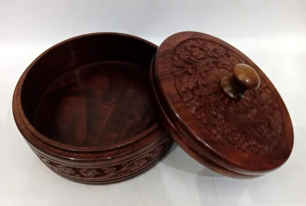 Rosewood_Chapati_Box_With_Engraved_Design