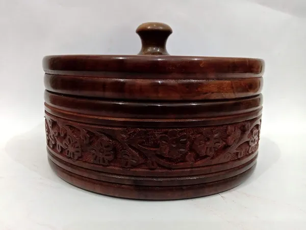 Rosewood_Chapati_Box_With_Engraved_Design