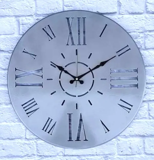Round_Wall_Clock_With_Roman_Numerals