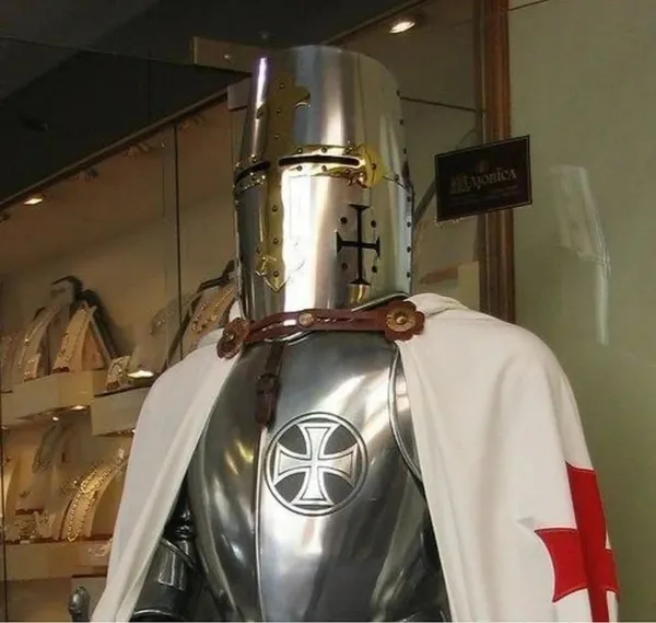 Medieval_Knight_Armor_Display_With_Shield