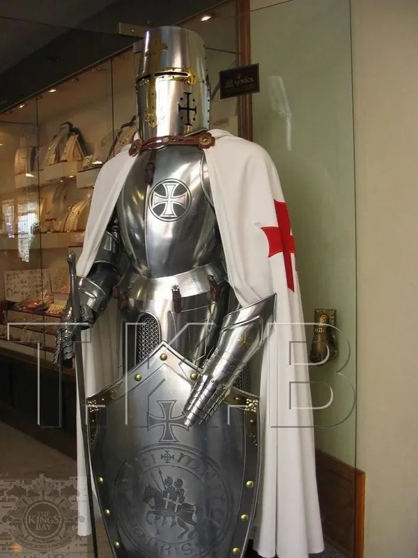 Medieval_Knight_Armor_Display_With_Shield