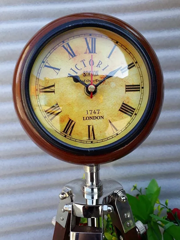 Wooden_Tripod_Table_Clock