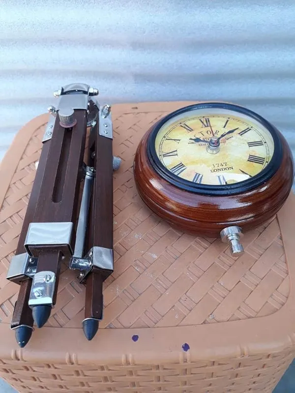 Wooden_Tripod_Table_Clock