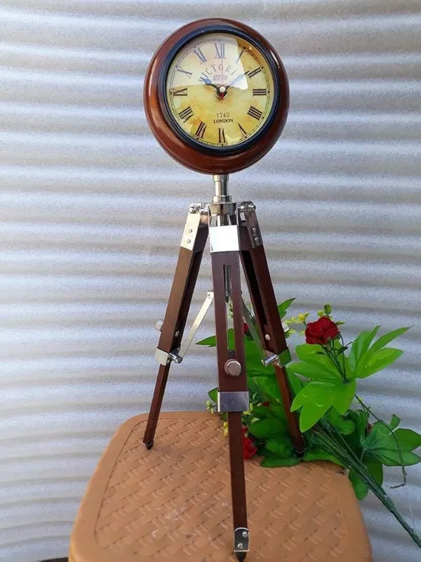 Wooden_Tripod_Table_Clock