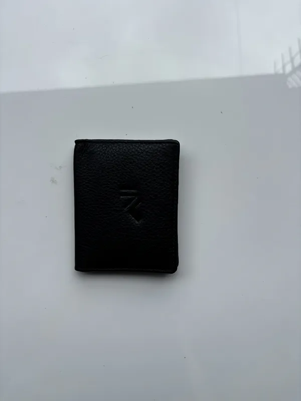 Black_Genuine_Leather_Bi-Fold_Wallet_For_Men