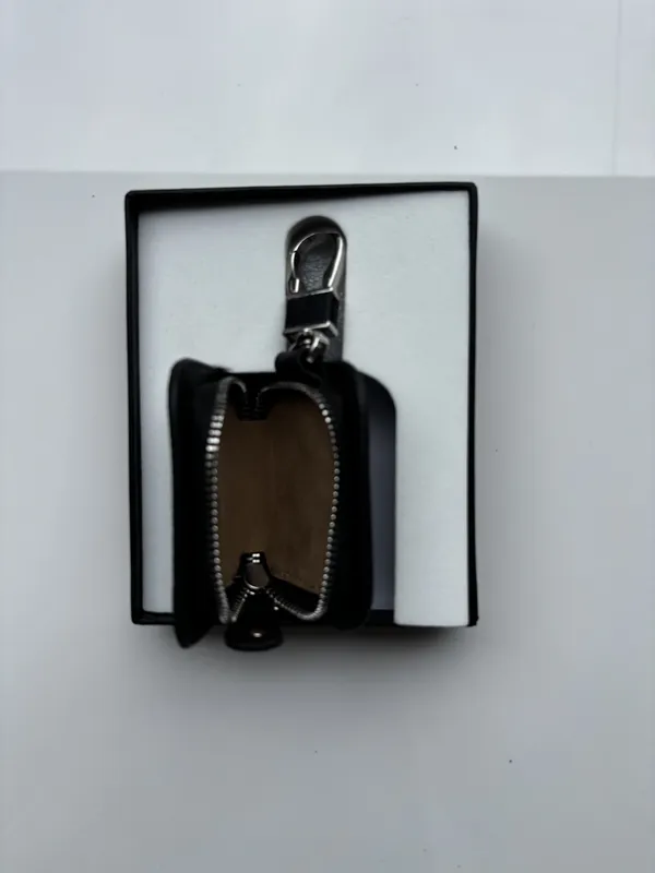 Black_Genuine_Leather_Zipper_Key_Holder_For_Everyday_Use