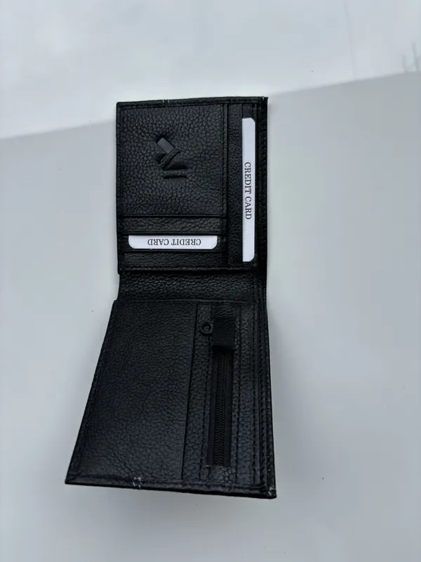 Black_Genuine_Leather_Bi-Fold_Wallet_For_Men