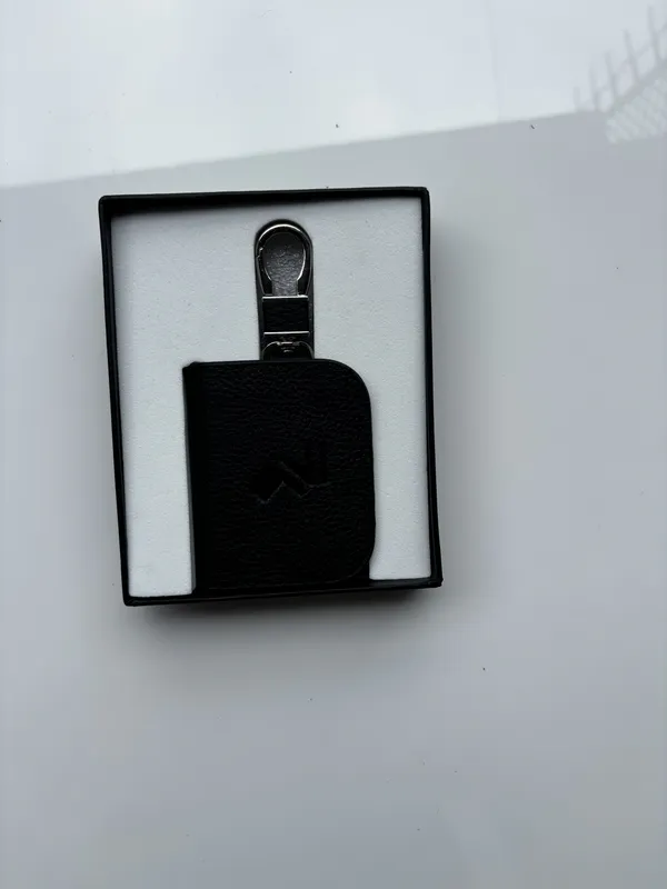 Black_Genuine_Leather_Zipper_Key_Holder_For_Everyday_Use