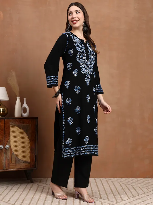 Blue_Petals_Handcrafted_Chikankari_Kurta