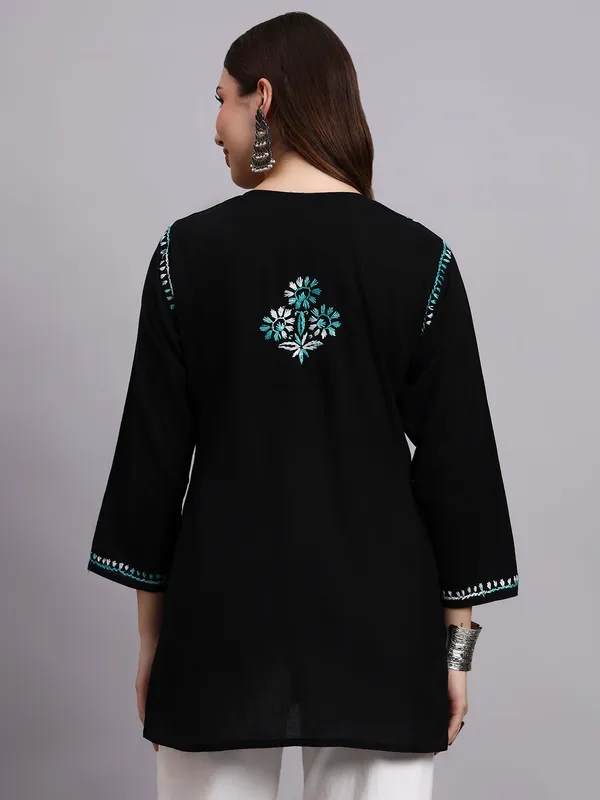 Syrish_Black_Base_Blue_Shaded_Cotton_Chikankari_Hand_Embroidered_Kurti