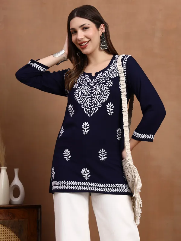 Syrish_Black_White_Floral_Chikankari_Embroidered_Rayon_Kurta
