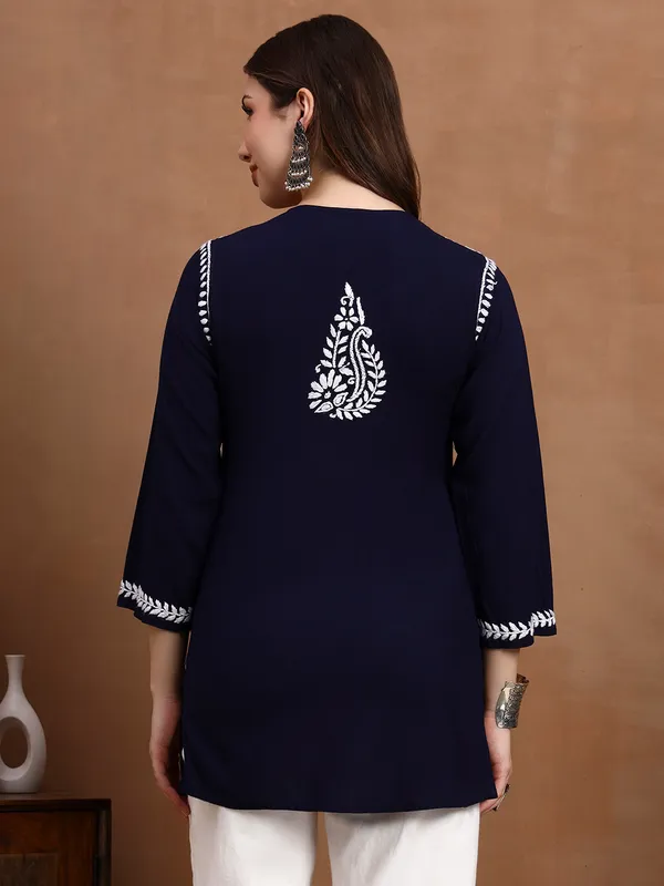 Syrish_Black_White_Floral_Chikankari_Embroidered_Rayon_Kurta